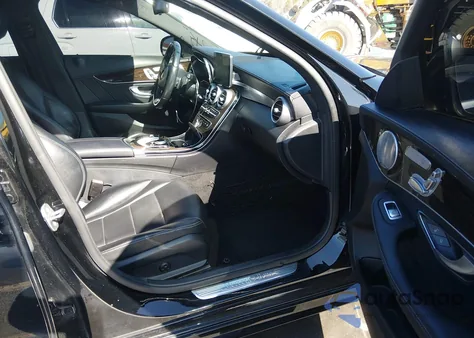 2016 Mercedes-Benz C 300 Sport 4Matic z USA, uszkodzony, nr VIN 55SWF4KBXGU160962